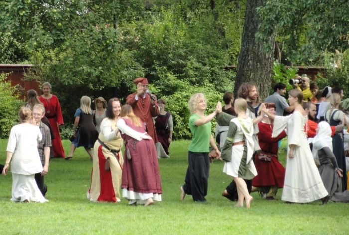 Danse médiévale à Visby. Photo Nord Espaces