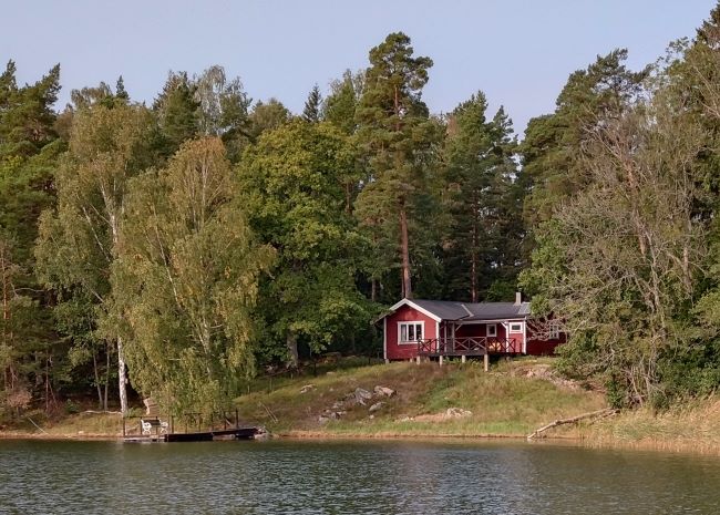 Maison en bois rouge sur une île privée de l'archipel de Stockholm. Photo Nord Espaces, septembre 2023