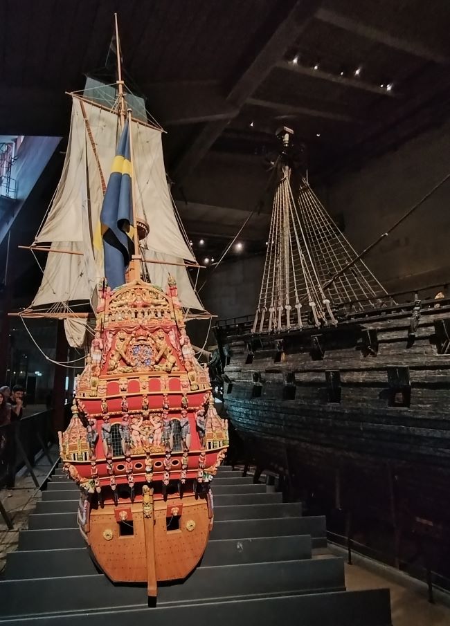 Maquette du Vasa près de l'original, décoloré après 333 années sous l'eau. Photo Mathilde de Nord Espaces, Suède, septembre 2023