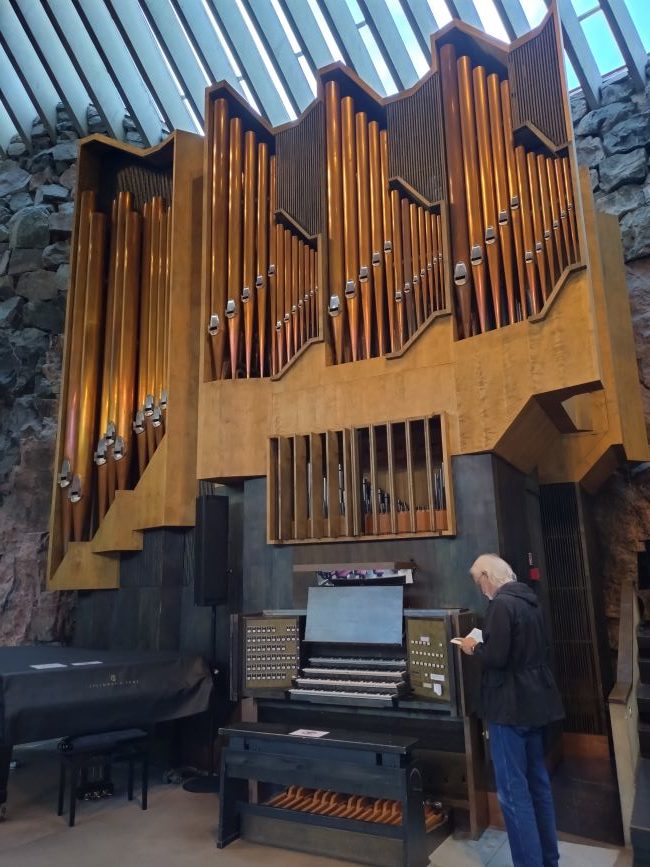 Fabriqué en 1975 par Veikko Virtanen, l'orgue de Temppeliaukio possède 43 jeux.