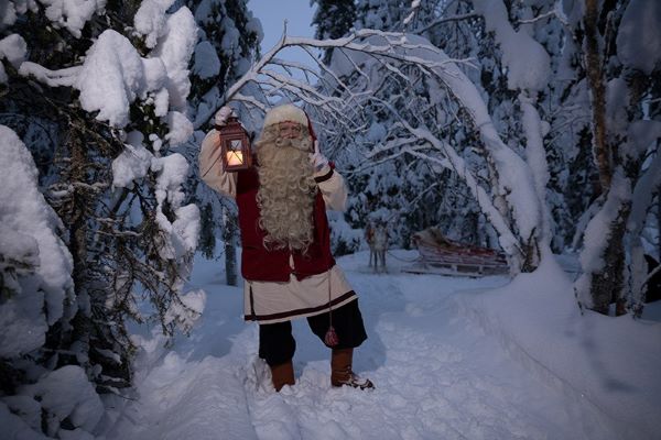 Le Père Noël, comme chez lui en Laponie finlandaise.