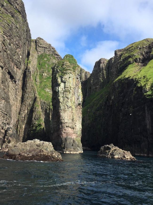 Une falaise particulièrement découpée des îles Féroé par Sylvie L., voyageuse Nord Espaces, août 2023