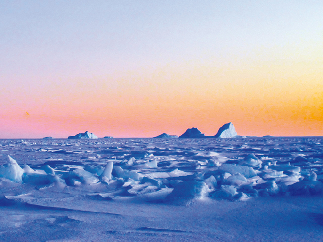 Les couleurs de l'hiver en Antarctique. Photo de Daphné Buiron, reproduite dans son livre Habiter l'Antarctique (Transboréal, 2023).