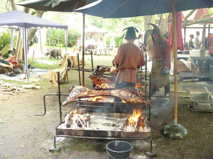 Rôtisserie au marché médiéval de Visby. Photo Nord Espaces