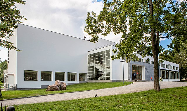 Achevée en 1935, la Bibliothèque municipale de Viipuri est considérée comme une oeuvre majeure de l'architecte finlandais Alvar Aalto. Photo de Ninaraas / Wikipédia