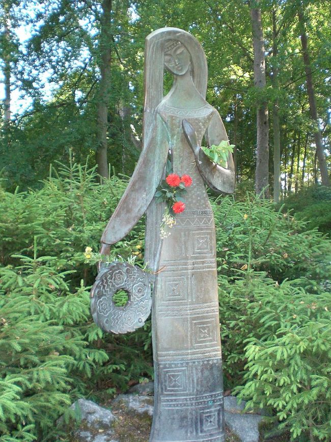 "À toi Birutė". bronze de Konstancija Petrikaitė-Tulienė, Jardin Botanique de Palanga, Lituanie. Photo de ThomasPusch / Wikipedia