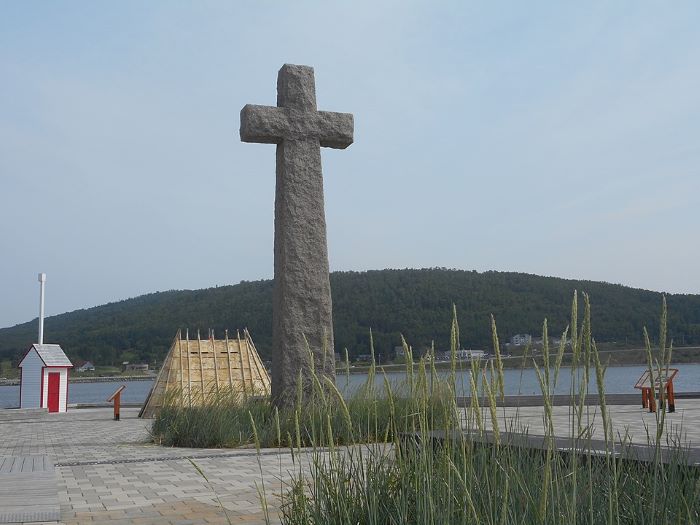La croix de granit du Berceau du Canada par Jean Gagnon