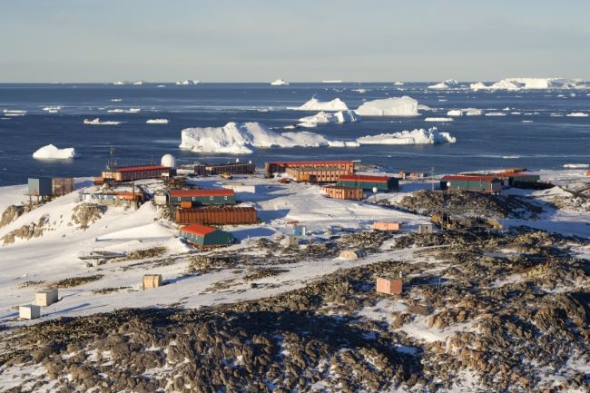 La base Dumont-d’Urville sur l’île des Pétrels, en Antarctique. Photo de Samuel Blanc / Wikipédia