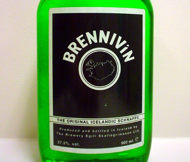 Une bouteille de Brennivín par Bjarki Sigursveinsson / Wikipédia