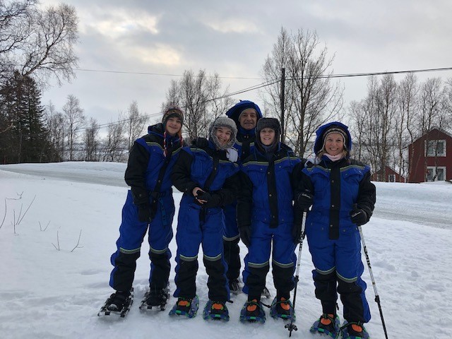 Danse avec les aurores boréales en Norvège, la famille C. en raquettes, février 2020