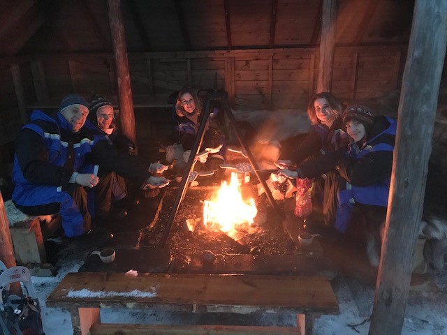 Danse avec les aurores boréales en Norvège, dîner de la famille C., février 2020