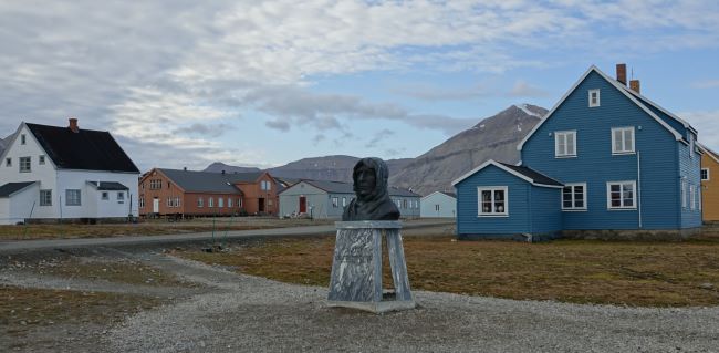 Buste de Roald Amundsen à Ny Alesund. Photo Nord Espaces