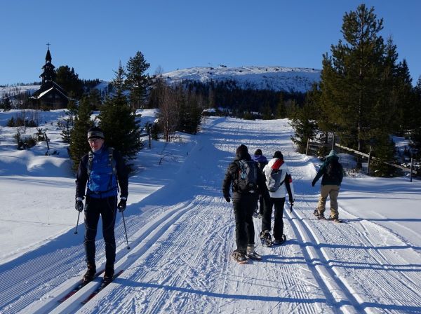 Le ski de fond et les promenades en raquettes sont des activités reines au Golsfjellet. La chapelle en bois date des années 1980. Photo Sébastien de Nord Espaces, février 2022