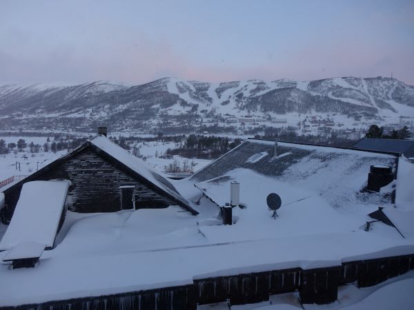 Le soleil se lève sur les montagnes entourant Geilo. Photo Sébastien de Nord Espaces, février 2022