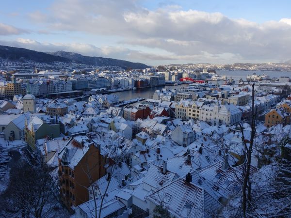 Vue sur le port et les toits enneigés de Bergen. Photo Sébastien de Nord Espaces, février 2022