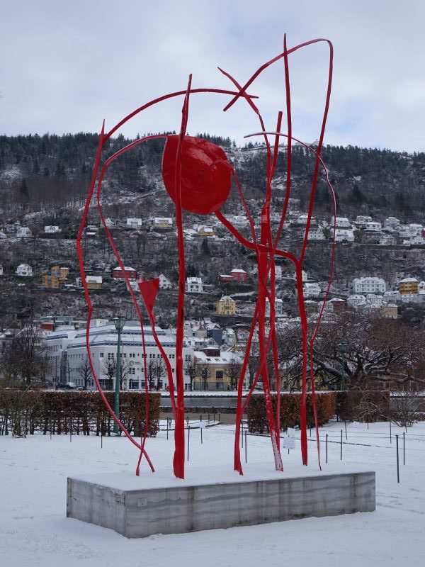 Sculpture devant le musée KODE à Bergen. Photo Sébastien de Nord Espaces, février 2022