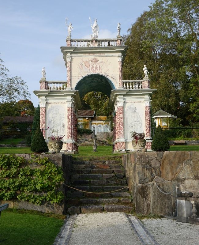 Le portique du jardin Havlyst, avec en arrière-plan la maison du propriétaire. Photo Nord Espaces, Norvège, septembre 2023