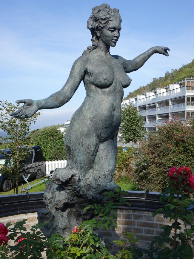 La Muse (2009) de Bruce Naigles accueille les visiteurs à l'hôtel Resfsnes Gods. Photo Nord Espaces, Norvège, septembre 2023