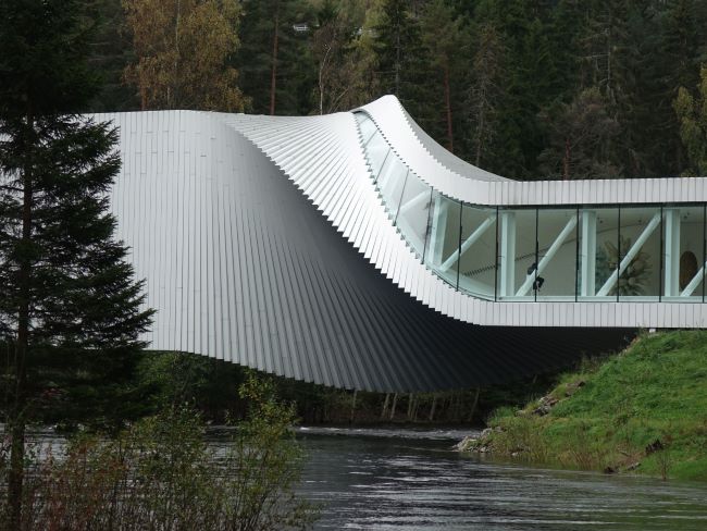 The Twist (2019), à la fois galerie d'art, pont et sculpture. Photo Nord Espaces, Norvège, septembre 2023
