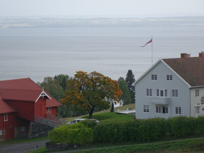 Ancien corps de ferme au bord du lac Mjøsa. Photo Nord Espaces, Norvège, septembre 2023