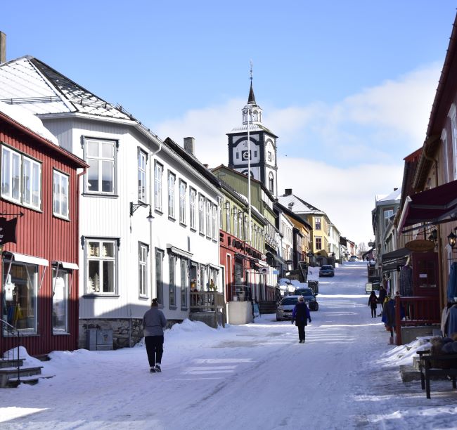 Rue commerçante de Røros. Photo Laurent de Nord Espaces, Norvège, avril 2022