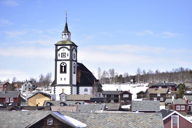 Les toits et l'église de Røros. Photo Laurent de Nord Espaces, Norvège, avril 2022