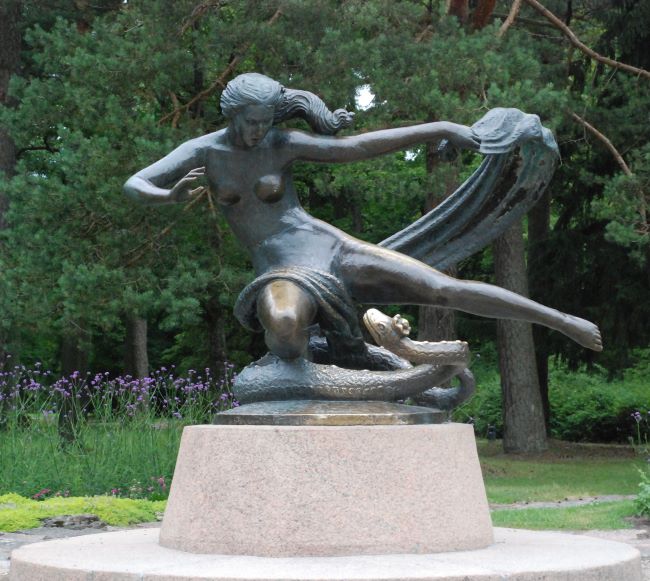 "Eglė, Reine des Serpents" (1960) par Robertas Antinis, Jardin Botanique de Palanga, Lituanie. Photo Nord Espaces