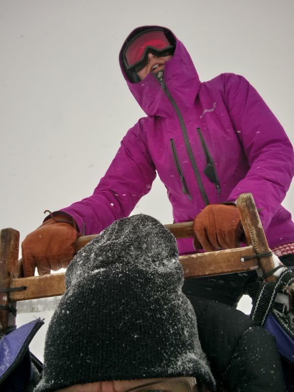 Sébastien transporté par Maria à Geilo. Photo Nord Espaces, février 2022