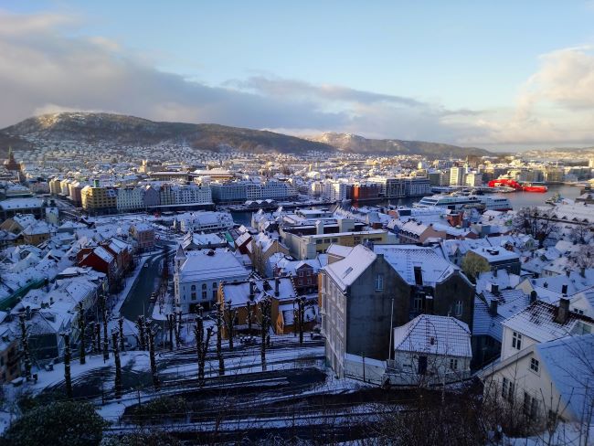 Bergen entre fjord et montagnes. Photo Nord Espaces