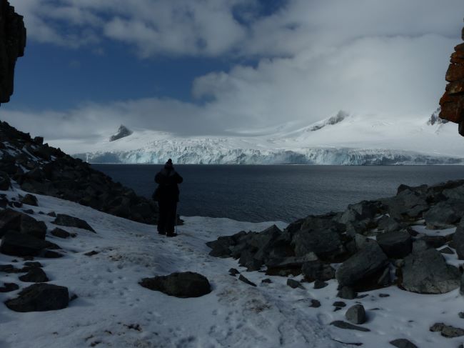 Notre voyageuse Danielle Q. devant un glacier en Antarctique, janvier 2024