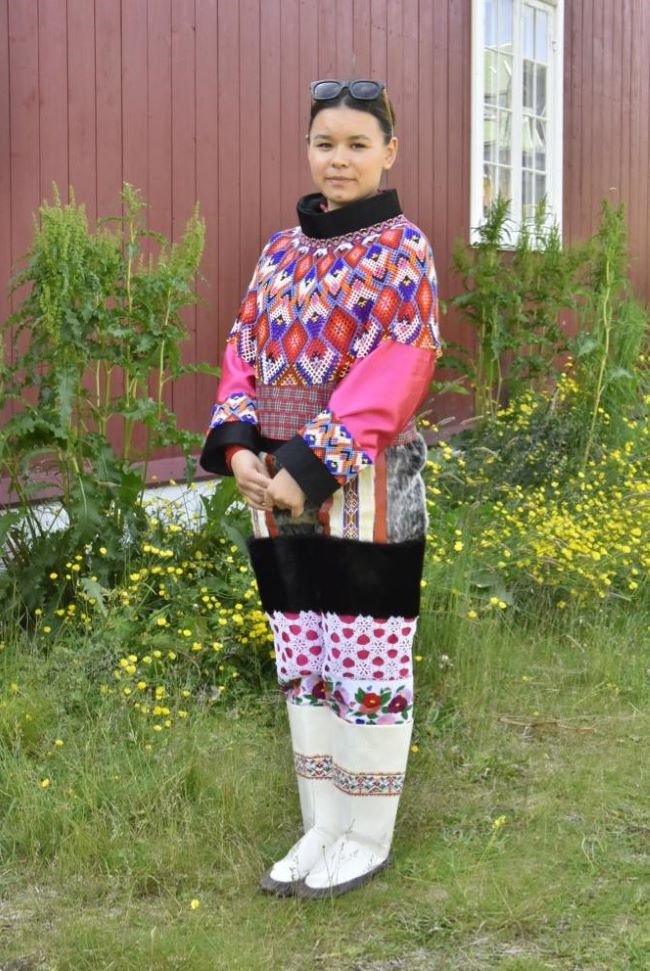 Jeune Inuit du Groenland occidental en habit traditionnel. Photo de notre voyageur Claude BARDY, 2023