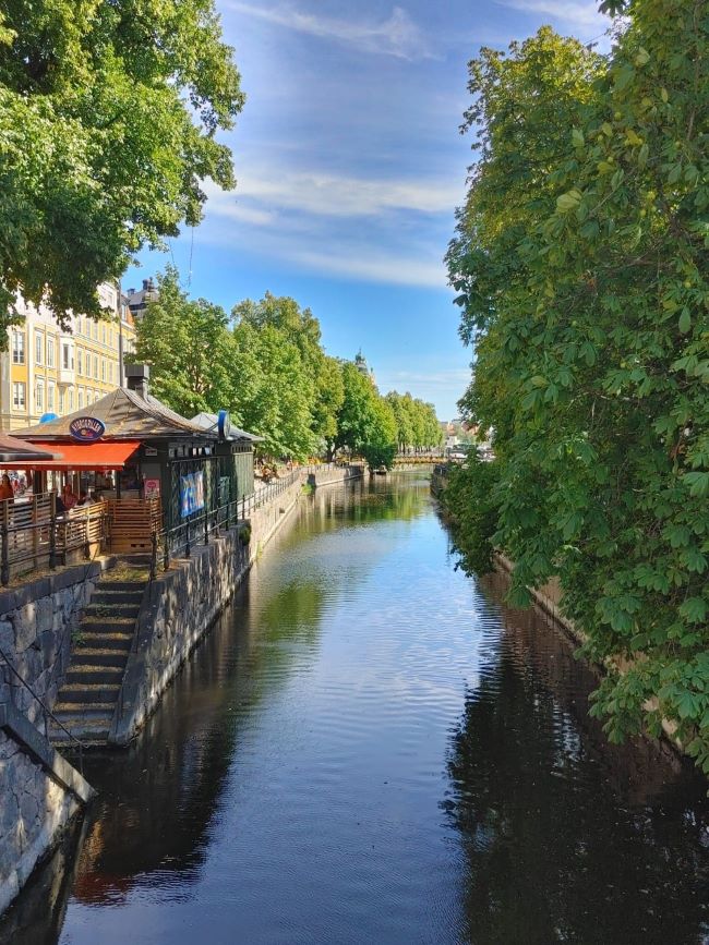 Les berges arborées de la rivière Fyrisån invitent à la promenade. Photo Nord Espaces, août 2022