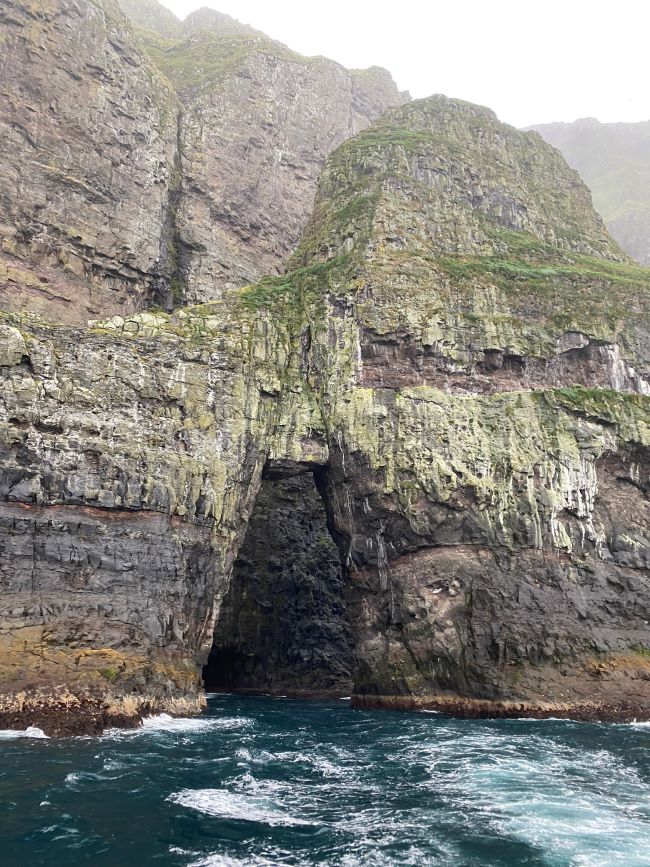Les falaises découpées des îles Féroé invitent à la rêverie. Photo de Michel R., septembre 2023.