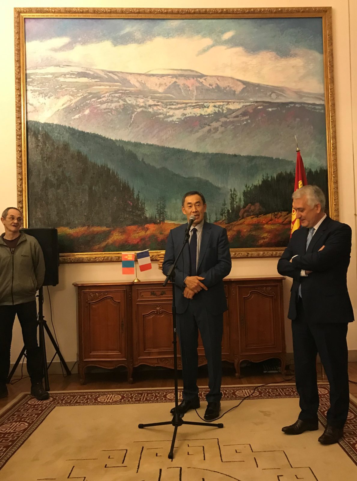 Discours de Son Excellence Monsieur Avirmid BATTUR, Ambassadeur de Mongolie en France,  le 1er février 2019. En arrière-plan, une représentation du Burkhan Khaldun.