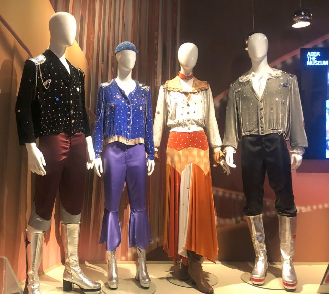 Un ensemble de costumes portés par ABBA dans les années 70. Photo Nord Espaces, ABBA Museum, Stockholm, 2023