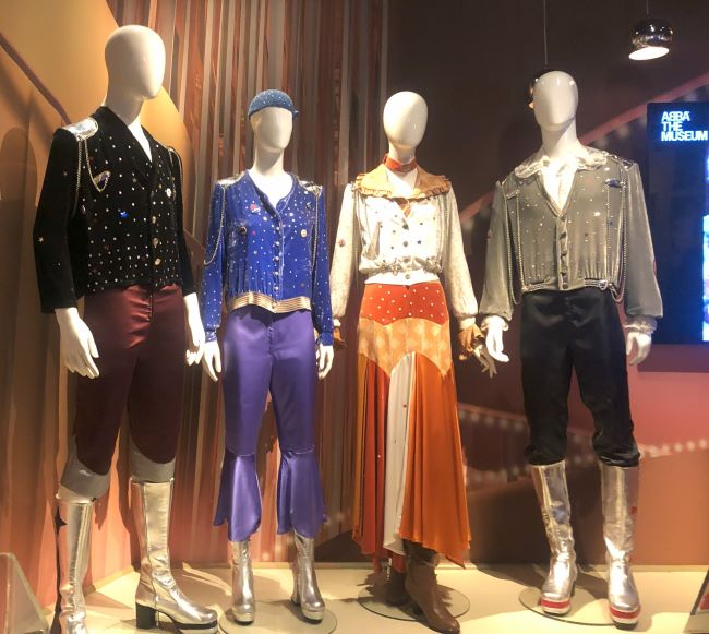 Un ensemble de costumes portés par ABBA dans les années 70. Photo Nord Espaces, ABBA Museum, Stockholm, 2023