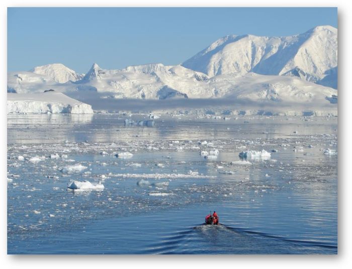 Un canot en Antarctique. Photo : Maya A.