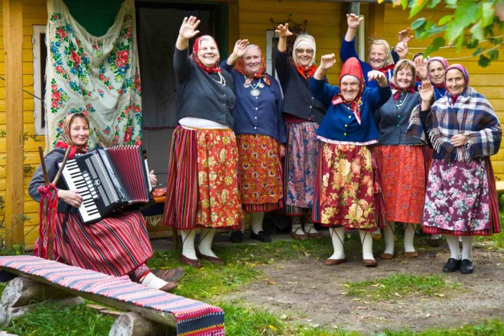 Femmes de Kihnu en habit traditionnel, Estonie