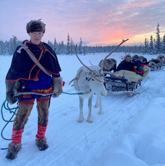 Un Sâme en habit traditionnel guidant un traîneau à renne en Laponie suédoise. Photo de notre voyageur Samuel F., 2020
