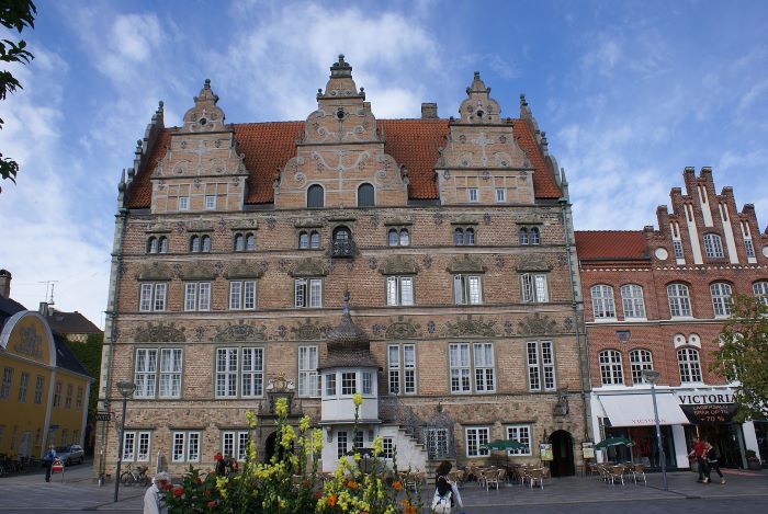 La Maison de Jens Bang à Aalborg, troisième ville la plus peuplée du Danemark, par le Dr. Jost Hindersmann Krimidoedel