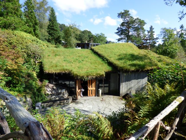 Ouvert en 1985 à l'occasion du centenaire de la construction de la Villa Grieg, le Troll Hall fut conçu par les architectes Peter Helland-Hansen et Sverre Lied. Photo Nord Espaces