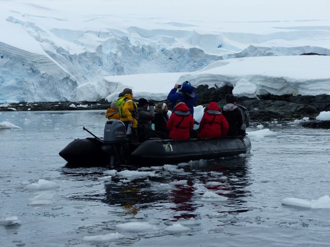 Découverte de l'Antarctique en bateau pneumatique. Photo de Danielle Q., janvier 2024