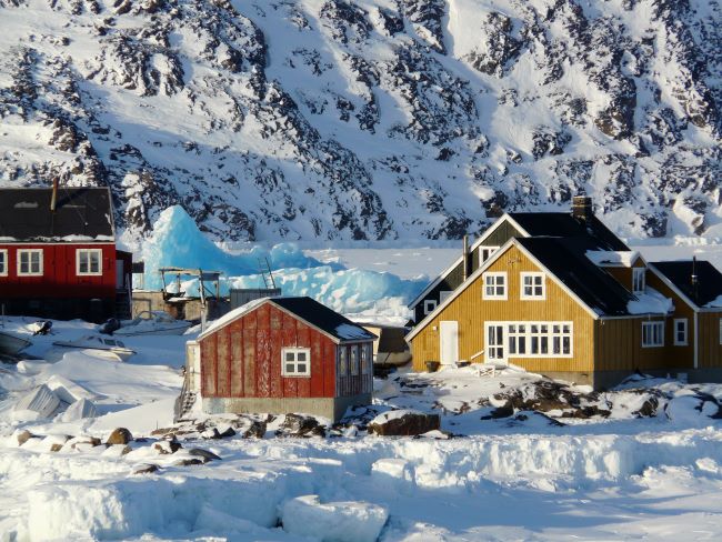 Maisons au bord de la banquise à Tasiilaq. Photo Nord Espaces, Groenland, 2011