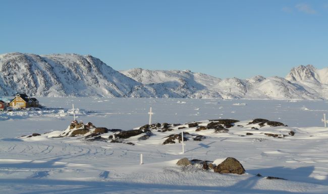 Un cimetière à Tasiilaq. Photo Nord Espaces, Groenland, 2011