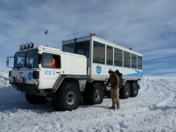 Véhicule tout-terrain sur le glacier Langjökull, Islande 