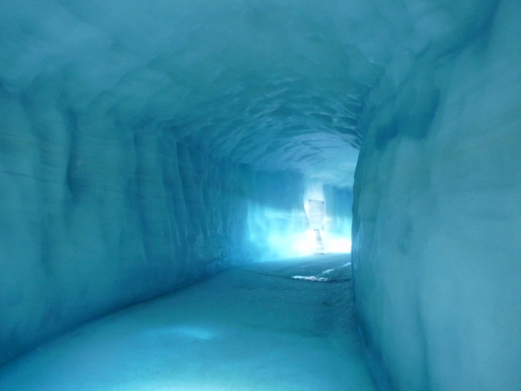 Tunnel dans le glacier Langjökull en Islande