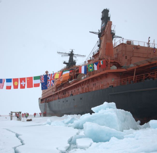 Le brise-glace 50 Ans de Victoire au pôle Nord géographique. Photo Nord Espaces