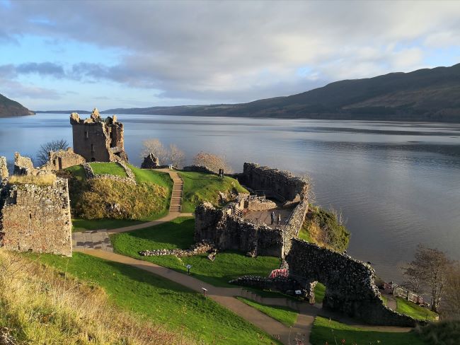 Le château d'Urquhart surplombant le Loch Ness. Photo de notre voyageuse Laura A. H. (2021)