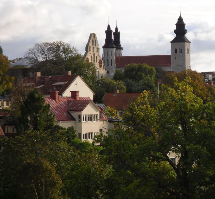 La cathédrale et les ruines de l'église Saint-Nicolai à Visby. Photo : Artifex