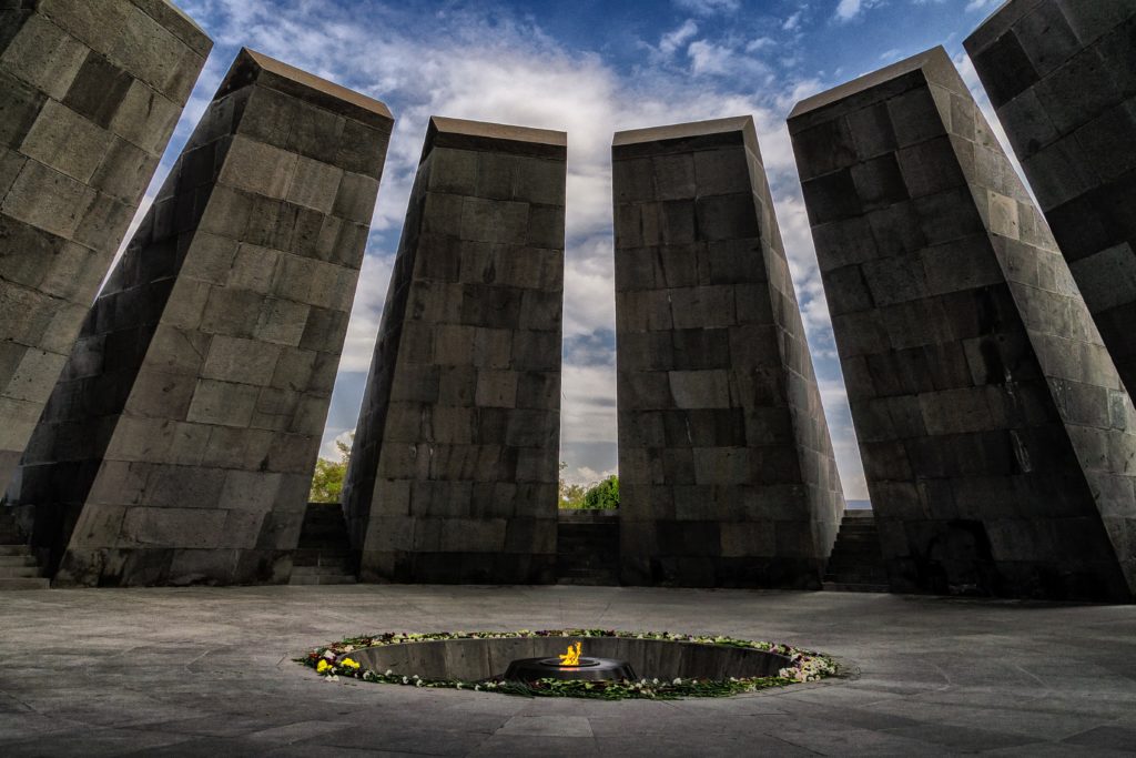 Le Tsitsernakaberd, mémorial dédié aux victimes du génocide arménien, Erevan. Photo : Amir Kh